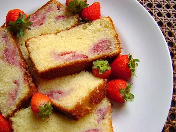 Bolo de Iogurte com Morangos muito fofo e gostoso
