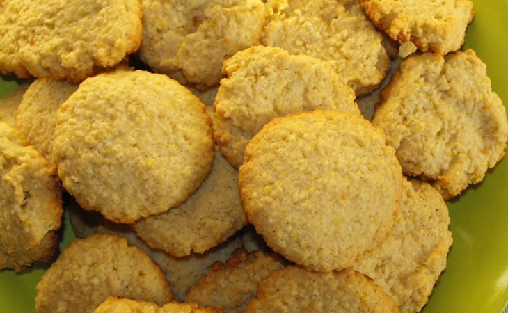 Biscoitos de coco, laranja e aveia cheios de sabor