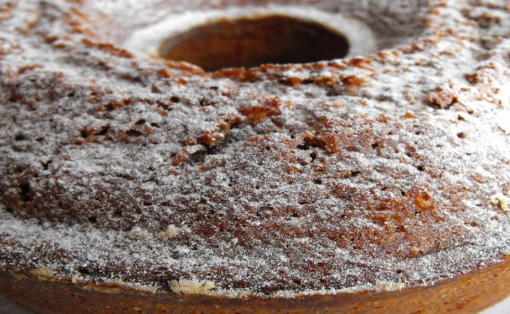 Bolo de mel com frutos secos cheio de sabor