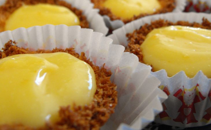Mini tarteletes de coco e orange curd muito fácil de fazer