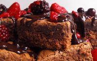 Bolo de chocolate com frutos vermelhos delicioso