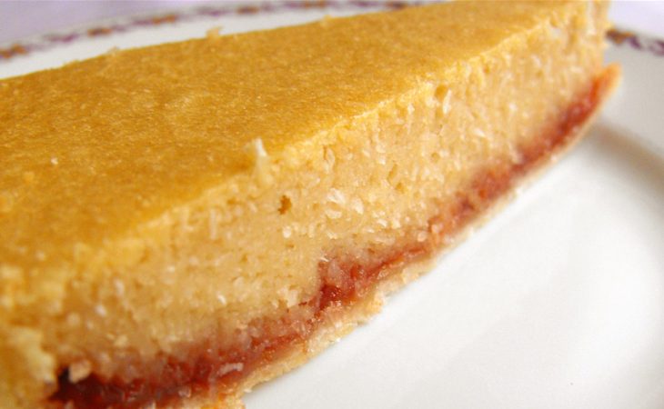 Tarte de coco e marmelada que é uma delícia