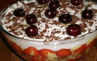 Trifle de chocolate, morangos e cerejas que é uma delícia
