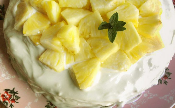 Bolo de coco com cobertura de queijo creme e abacaxi muito saboroso