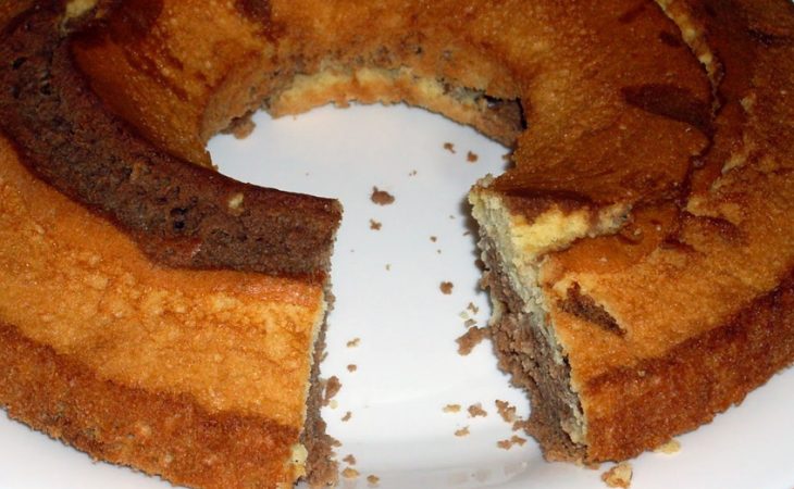 Bolo mármore de claras cheio de sabor