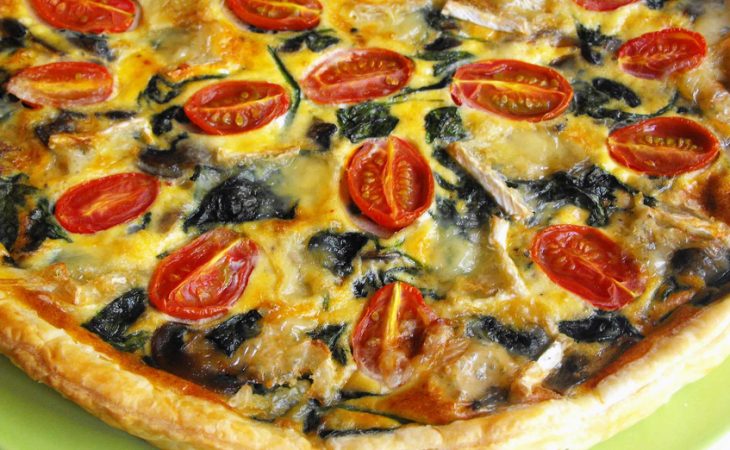 Tarte de cogumelos, espinafres e tomate cereja que é uma delícia