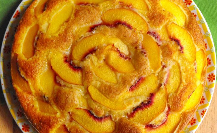 Bolo de iogurte com cobertura de pêssego muito saboroso