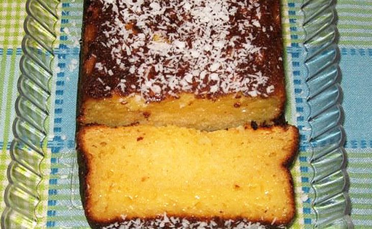 Bolo de coco e leite condensado que é uma delícia