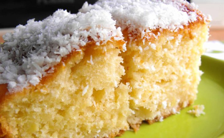 Bolo de ananás e coco cheio de sabor