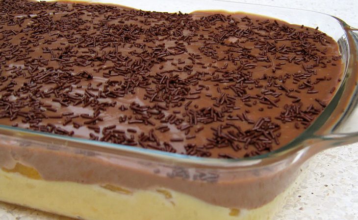 Doce de leite condensado e chocolate com fruta delicioso