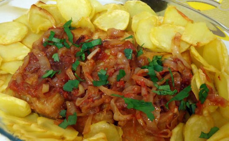 Bacalhau frito de cebolada delicioso