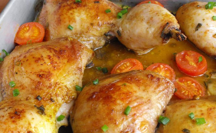 Coxas de frango assadas com caril cheias de sabor