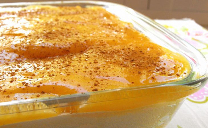 Pudim de claras com doce de ovos na travessa