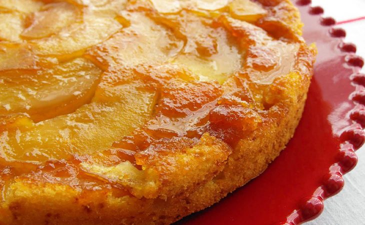 Bolo invertido de maçã caramelizado
