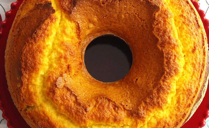 Bolo de farinha de milho com aroma de limão que é uma delícia