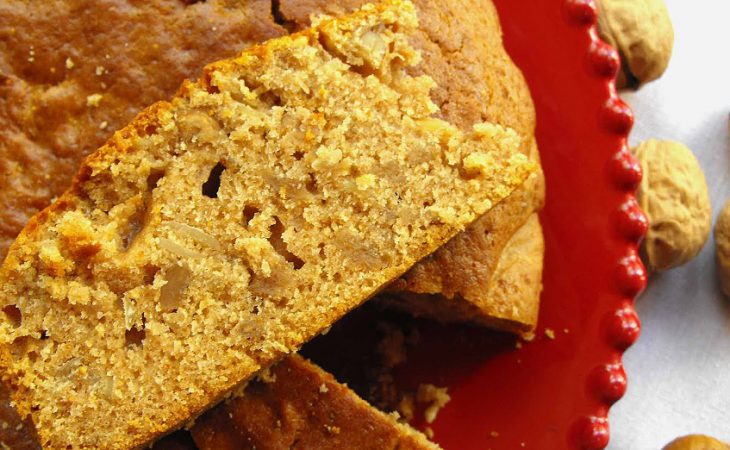 Bolo de mel com nozes e figos secos com muito sabor
