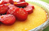 Tarte de côco e requeijão com morangos que é uma delícia