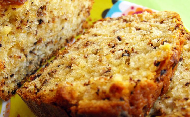 Bolo de cenoura, chocolate e nozes que é uma delícia