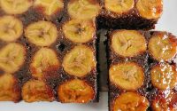 Bolo Invertido de Banana e Chocolate Molhadinho