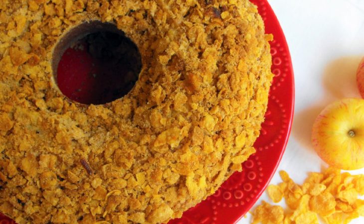 Bolo de maçã picada com crumble de corn flakes para o lanche