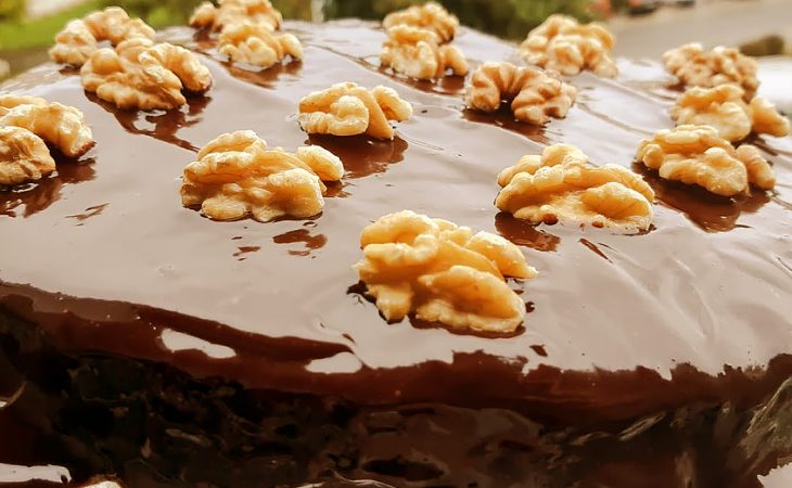 Bolo de chocolate com nozes delicioso