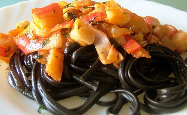 Linguine Nero com Bacalhau e Delícias do Mar que é uma delícia
