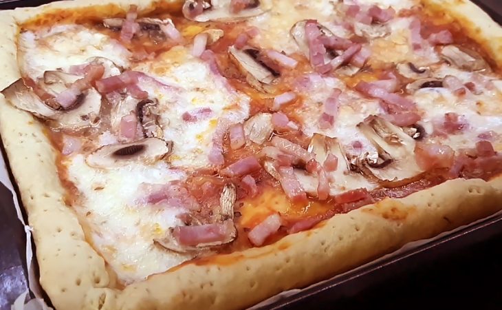Pizza com bacon e cogumelos frescos