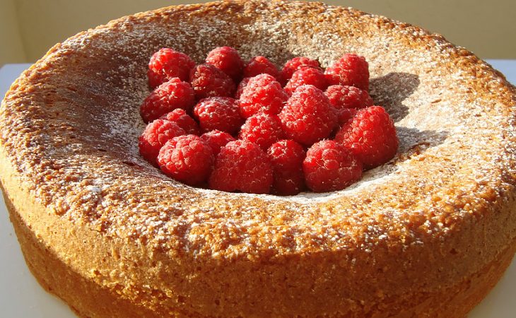 Bolo de limão e coco com framboesas saborosas