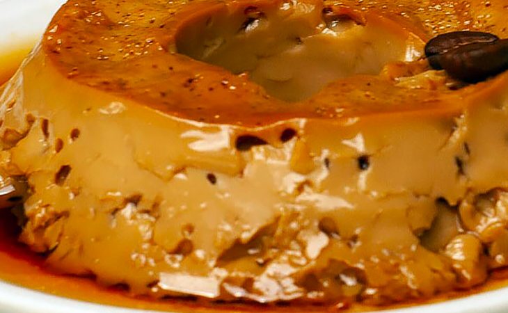 Pudim de iogurte com café delicioso