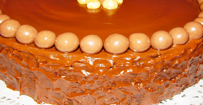 Bolo de Avelãs com Cobertura de Chocolate