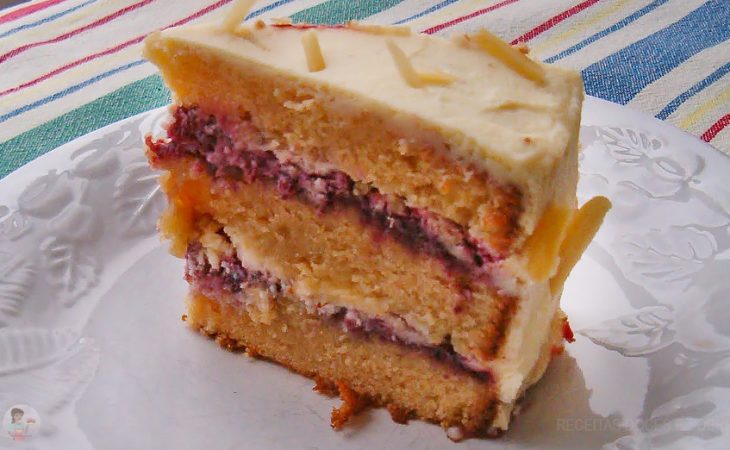 Bolo de Amêndoa com Framboesas e Mascarpone