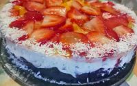 Cheesecake de Oreo e Morangos com Coco