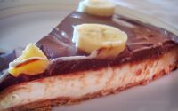 Cheesecake de Banana com Calda de Chocolate
