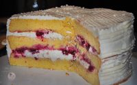 Bolo Chiffon Triplo de Limão e Framboesas