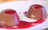 Panna Cotta de Chocolate com Molho de Frutos Silvestres