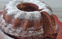 Bolo de Iogurte de Morango e Chocolate em Pó