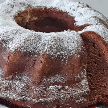 Bolo de Iogurte de Morango e Chocolate em Pó