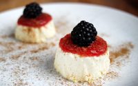 Mini Panna Cotta de Maçã e Amora Muito Saborosa