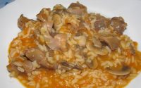 Arroz de Moelas de Perú com Alho Francês, Cenoura e Cogumelos Para o Almoço