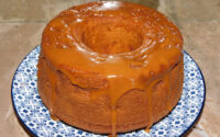 🍎🍯✨ Bolo de Maçã com Cobertura de Butterscotch — Húmido, Guloso e Absolutamente Irresistível