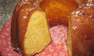 ✨ Bolo de Iogurte e Coco — Fofo, Húmido e Deliciosamente Aromático