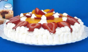 🍊🍓✨ Bolo de Iogurte com Creme de Laranja, Chantilly e Fruta — Fresco, Cremoso e Perfeito para Celebrar
